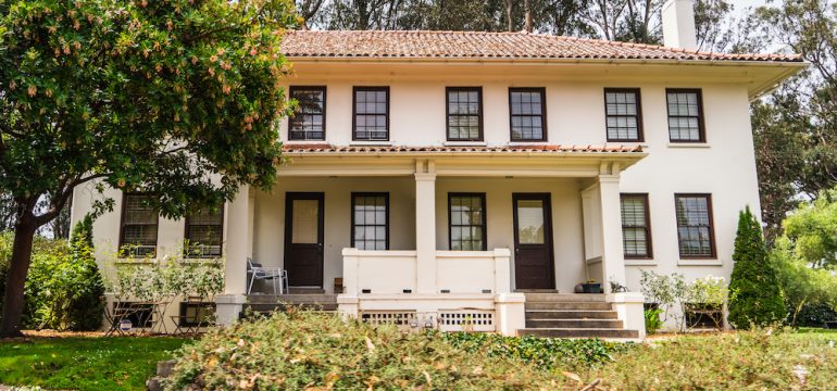 Duplex house that is a good investment for house hacking.